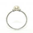 Stříbrný prsten bílou perlou a zirkony