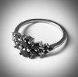 Stříbrný prsten s černým safírem