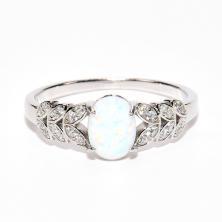 Stříbrný prsten s bílým opálem a zirkony
