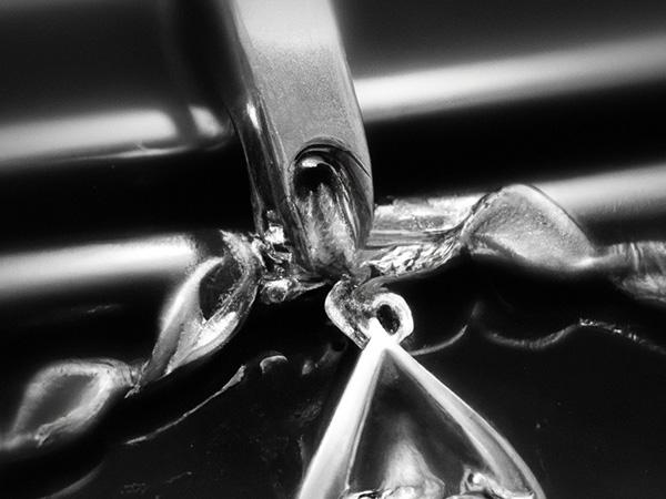 Rhodiová povrchová úprava stříbrných šperků: výhody, použití a údržba